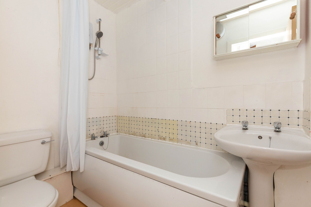 17-Bathroom_82e8-8c89-b04d-a58e-eed6-99b9-e6a2-503f_20210930104802