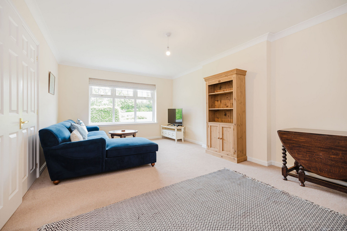 2-LivingRoomC_9753-c7cb-2deb-7ef5-e770-2589-9d71-5f81_20240617101159