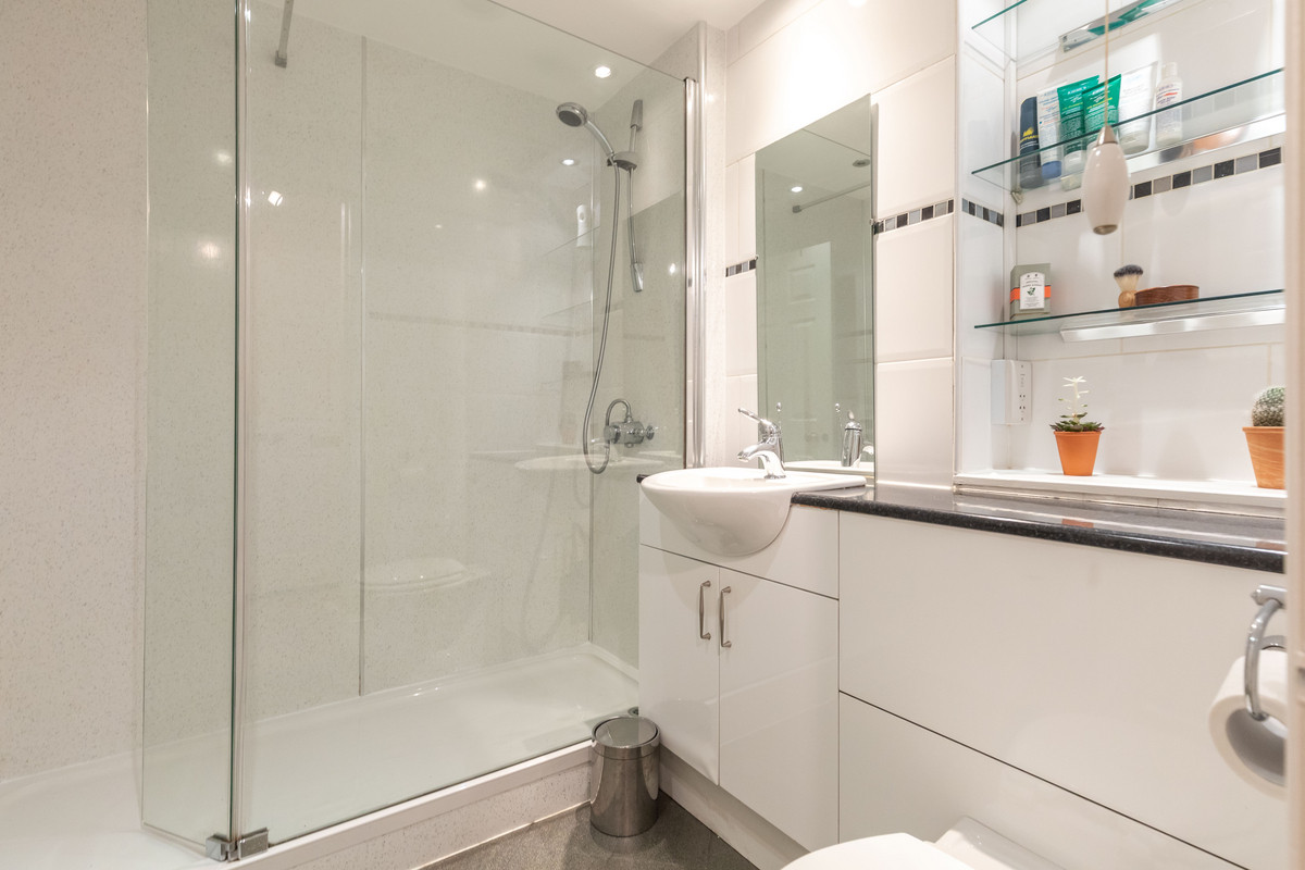 24-ShowerRoomA_f284-9034-1c22-1b22-c6d8-440d-ca3b-f096_20210720085823