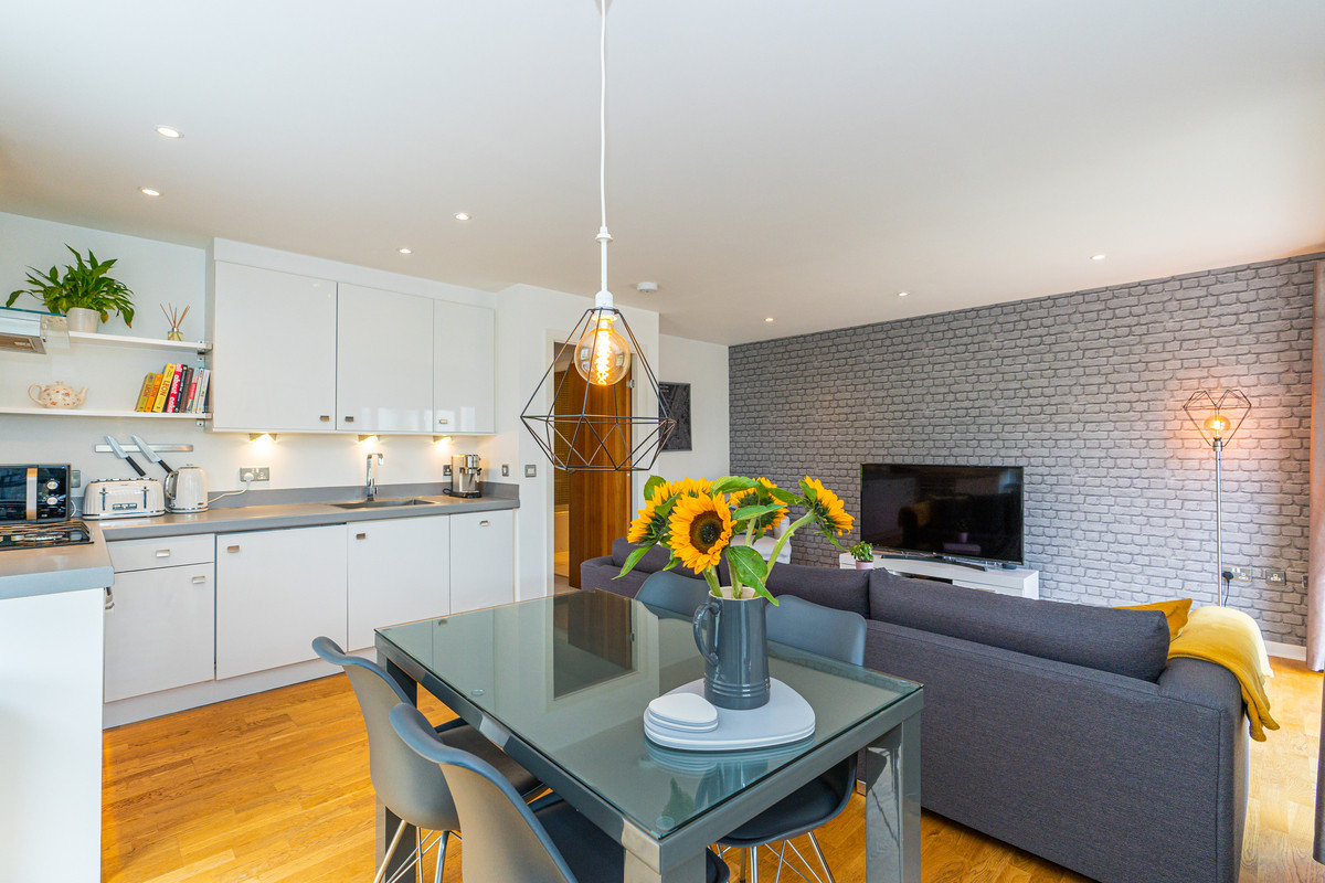 3-livingkitchenbalco_c82f-fda7-fceb-a9b8-6ed6-12e4-b17b-e83c_20210713092356